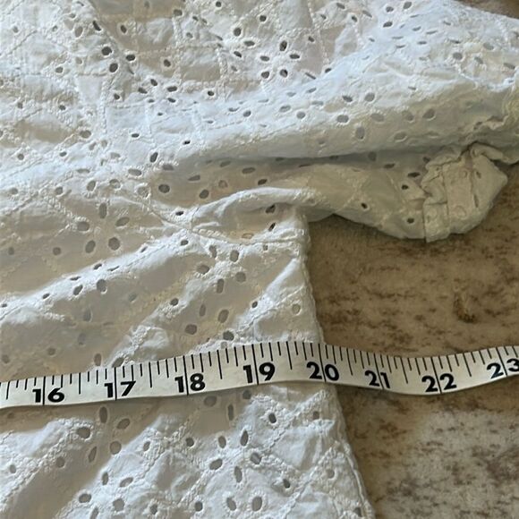 Draper James Eyelet Top Medium White Short Puff Sleeve V-Neck large - Picture 4 of 5